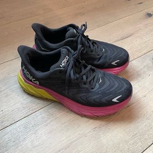Womens HOKA Arahi 6